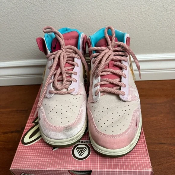 Social Status x Dunk Mid Strawberry Milk Size 10.5